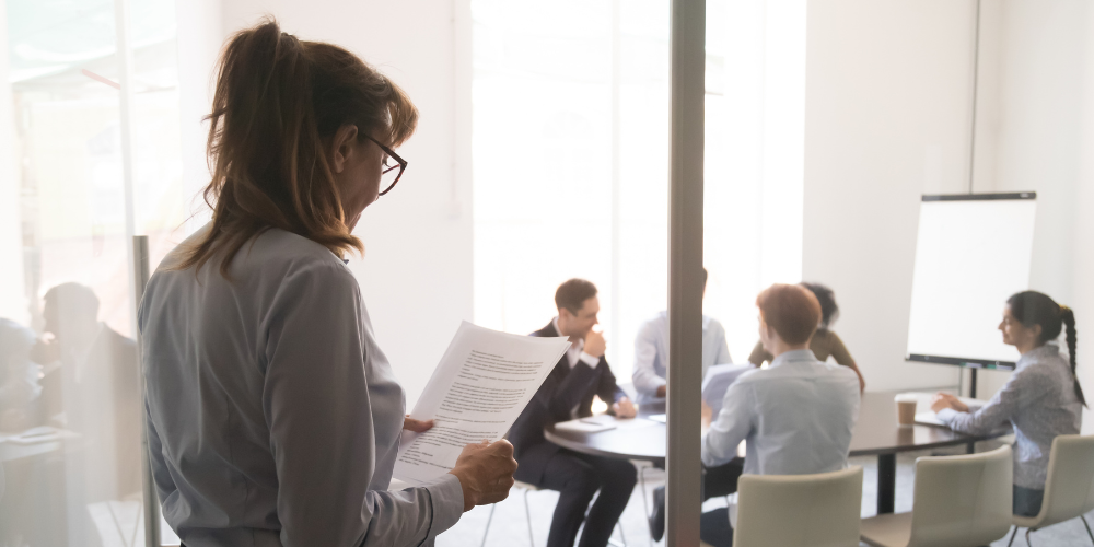 Mulher indo para uma reunião em público. Aparentemente nervosa.